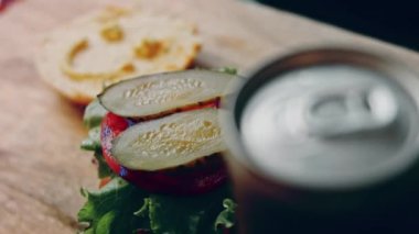 Klasik Amerikan hamburgeri hazırlama süreci.