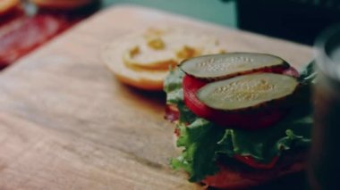 Klasik Amerikan hamburgeri hazırlama süreci.