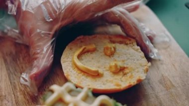 Klasik Amerikan hamburgeri hazırlama süreci.