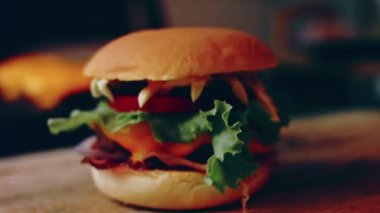 Klasik Amerikan hamburgeri hazırlama süreci.