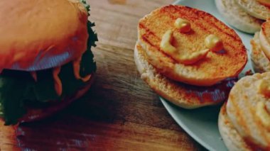 Klasik Amerikan hamburgeri hazırlama süreci.