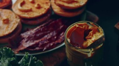 Klasik Amerikan hamburgeri hazırlama süreci.