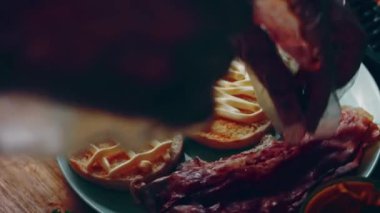 Klasik Amerikan hamburgeri hazırlama süreci.