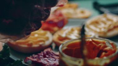 Klasik Amerikan hamburgeri hazırlama süreci.