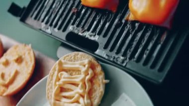 Klasik Amerikan hamburgeri hazırlama süreci.