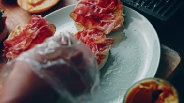 Klasik Amerikan hamburgeri hazırlama süreci.