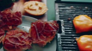 Klasik Amerikan hamburgeri hazırlama süreci.