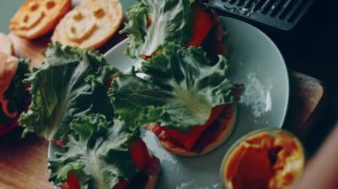 Klasik Amerikan hamburgeri hazırlama süreci.