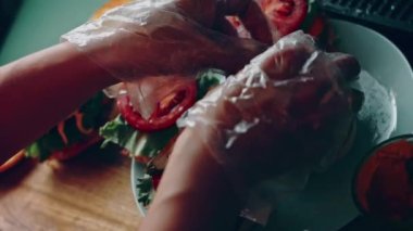 Klasik Amerikan hamburgeri hazırlama süreci.