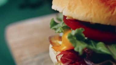 Klasik Amerikan hamburgeri hazırlama süreci.