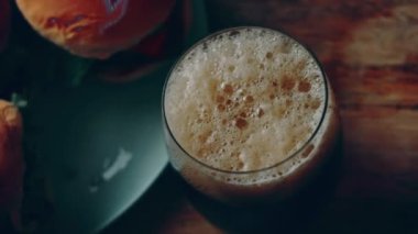 Klasik Amerikan hamburgeri hazırlama süreci.