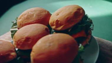 Klasik Amerikan hamburgeri hazırlama süreci.