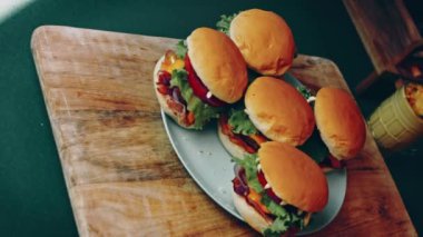 Klasik Amerikan hamburgeri hazırlama süreci.