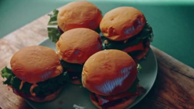 Klasik Amerikan hamburgeri hazırlama süreci.