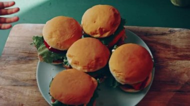 Klasik Amerikan hamburgeri hazırlama süreci.