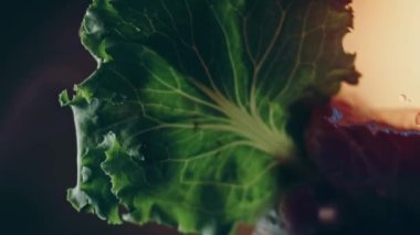 Klasik Amerikan hamburgeri hazırlama süreci.