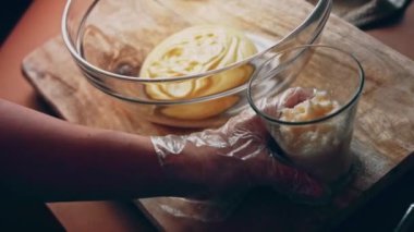 Pasta yapmak için hamur işini pişirin. Pound Cake yapıyorum.