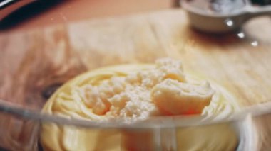 Pasta yapmak için hamur işini pişirin. Pound Cake yapıyorum.