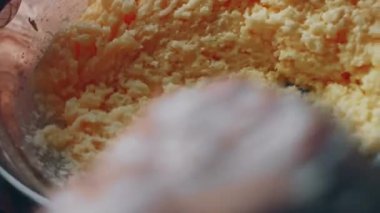 Pasta yapmak için hamur işini pişirin. Pound Cake yapıyorum.