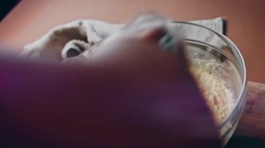 Pasta yapmak için hamur işini pişirin. Pound Cake yapıyorum.