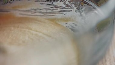 Pasta yapmak için hamur işini pişirin. Pound Cake yapıyorum.