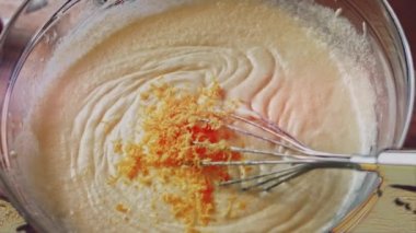 Pasta yapmak için hamur işini pişirin. Pound Cake yapıyorum.