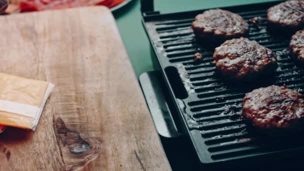 Prozess Der Zubereitung Klassischer Amerikanischer Burger — Stockvideo