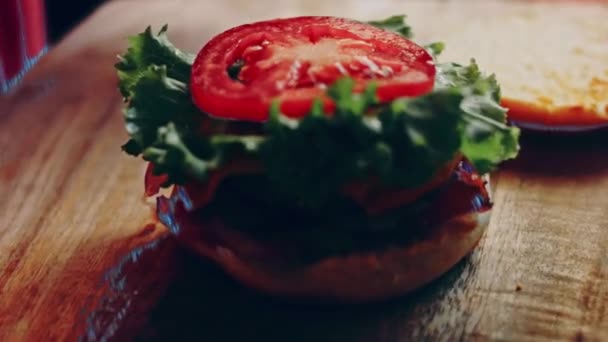 Klasik Amerikan Hamburgeri Hazırlama Süreci — Stok video