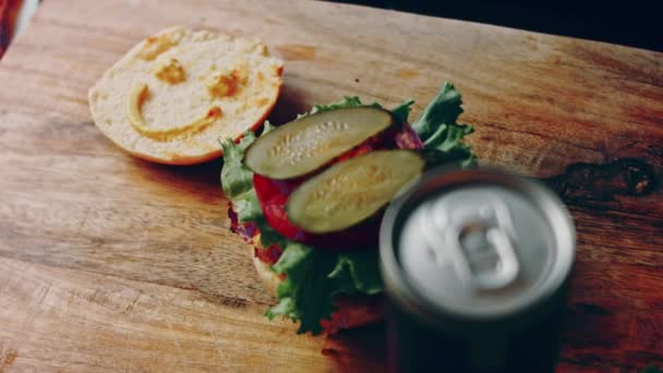 Proces Przygotowywania Klasycznego Amerykańskiego Burgera — Wideo stockowe