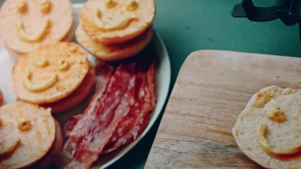 Процесс Приготовления Классического Американского Бургера — стоковое видео