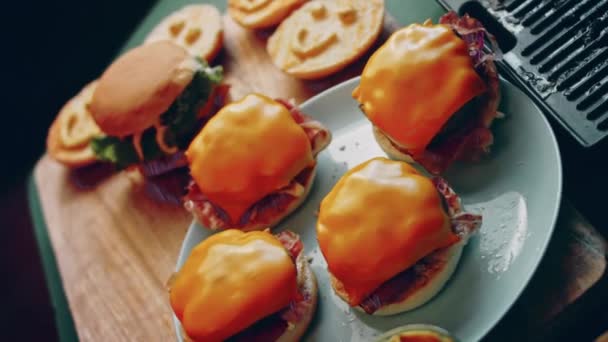 Process Preparing Classic American Burger — Wideo stockowe
