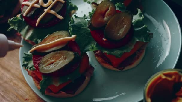 Διαδικασία Προετοιμασίας Του Κλασικού Αμερικανικού Burger — Αρχείο Βίντεο