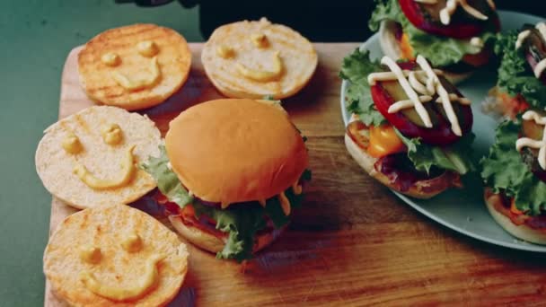 Proces Přípravy Klasického Amerického Burgeru — Stock video