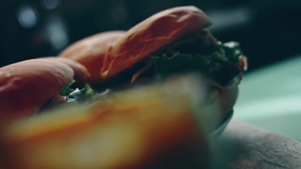 Processo Preparação Hambúrguer Americano Clássico — Vídeo de Stock