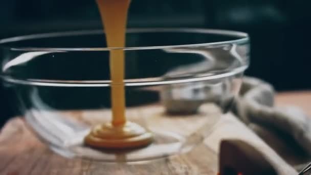 Den Teig Für Den Kuchen Backen Ich Mache Pfundskuchen — Stockvideo