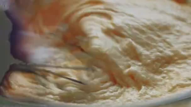 ベーキングの形でケーキのための生地を焼く パウンドケーキを作る — ストック動画