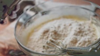 Pasta yapmak için hamur işini pişirin. Pound Cake yapıyorum.