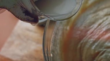 Pasta yapmak için hamur işini pişirin. Pound Cake yapıyorum.