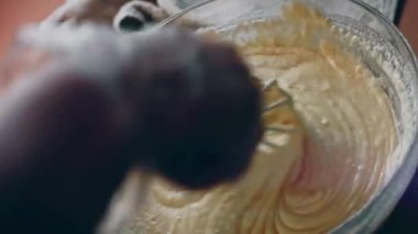 Pasta yapmak için hamur işini pişirin. Pound Cake yapıyorum.