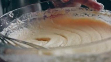 Pasta yapmak için hamur işini pişirin. Pound Cake yapıyorum.