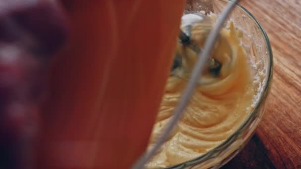 ベーキングの形でケーキのための生地を焼く パウンドケーキを作る — ストック動画