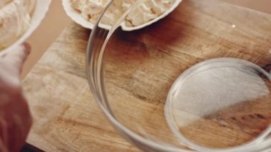 Crustless New York Cheesecake 'i hazırlıyorum. Amerikan mutfağını tat, Contour vurgulama efekti.
