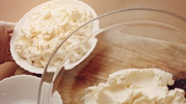 Crustless New York Cheesecake 'i hazırlıyorum. Amerikan mutfağını tat, Contour vurgulama efekti.