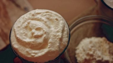 Crustless New York Cheesecake 'i hazırlıyorum. Amerikan mutfağını tat, Contour vurgulama efekti.