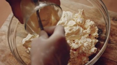 Crustless New York Cheesecake 'i hazırlıyorum. Amerikan mutfağını tat, Contour vurgulama efekti.