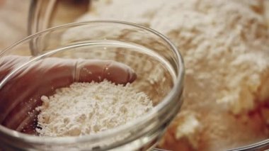 Crustless New York Cheesecake 'i hazırlıyorum. Amerikan mutfağını tat, Contour vurgulama efekti.