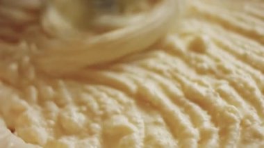 Crustless New York Cheesecake 'i hazırlıyorum. Amerikan mutfağını tat, Contour vurgulama efekti.
