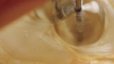 Crustless New York Cheesecake 'i hazırlıyorum. Amerikan mutfağını tat, Contour vurgulama efekti.