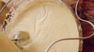 Crustless New York Cheesecake 'i hazırlıyorum. Amerikan mutfağını tat, Contour vurgulama efekti.