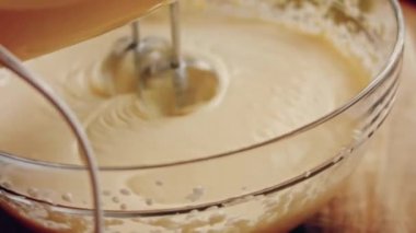 Crustless New York Cheesecake 'i hazırlıyorum. Amerikan mutfağını tat, Contour vurgulama efekti.